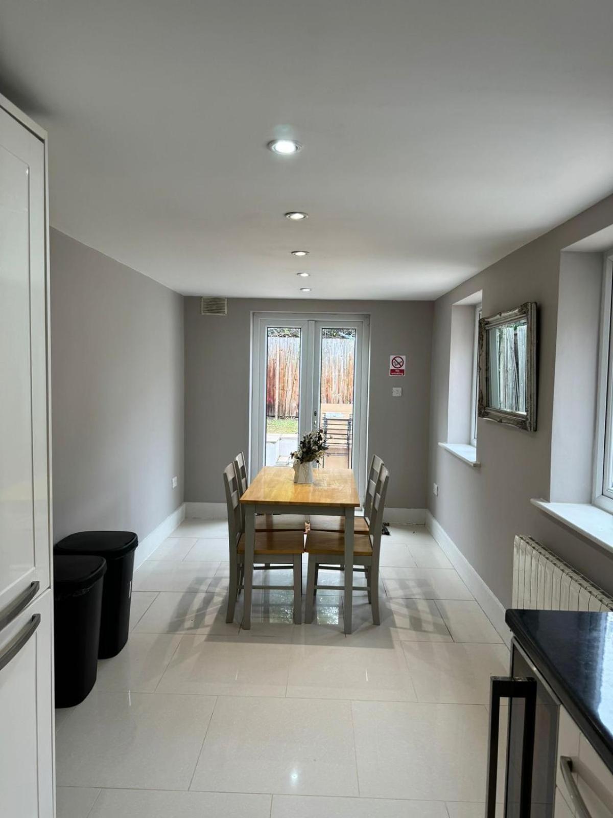 Brentford Guest Rooms Exterior photo