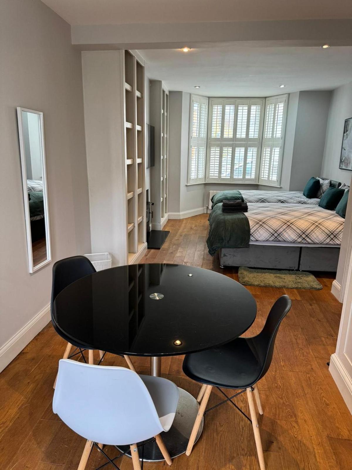 Brentford Guest Rooms Exterior photo